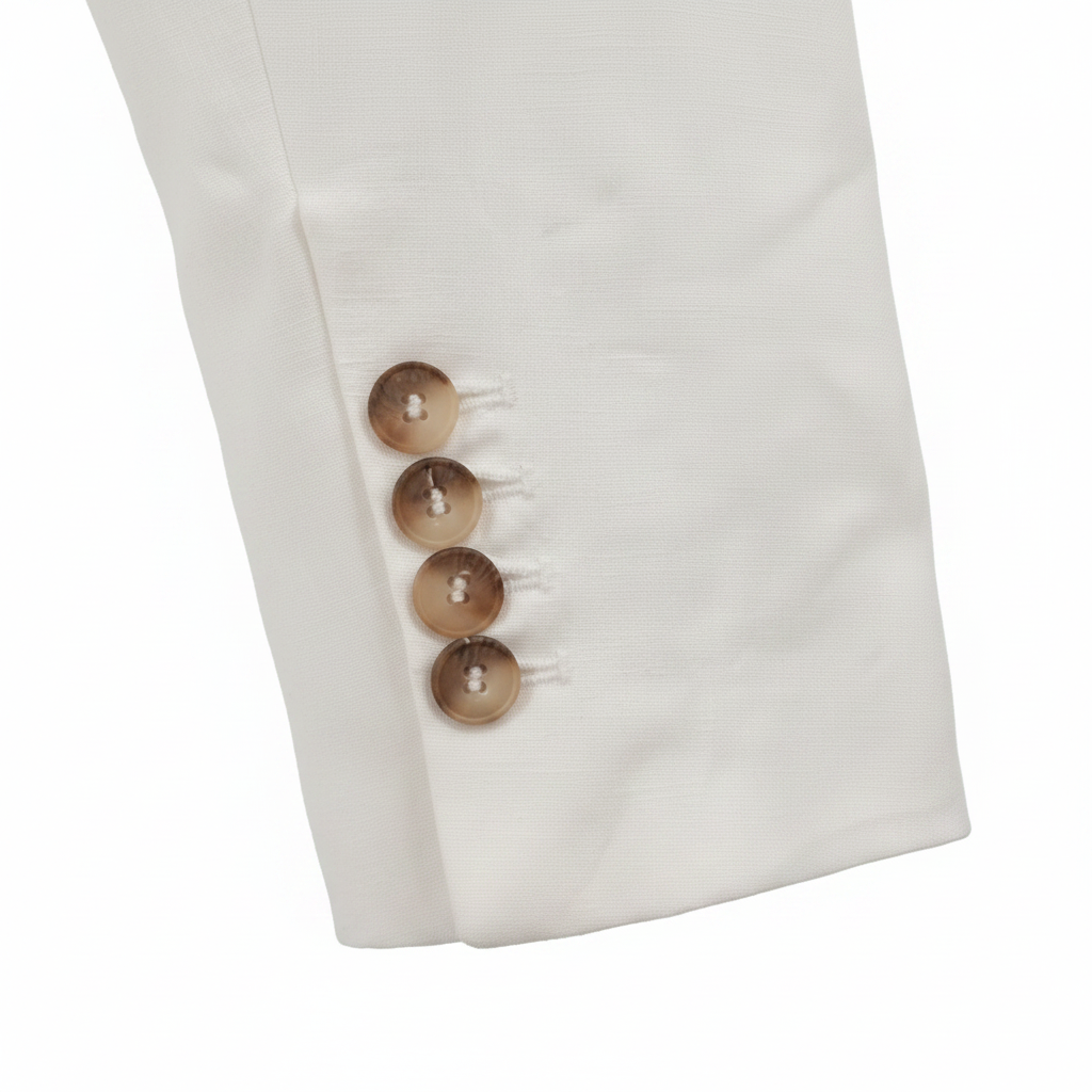 Dettaglio bottoni blazer sfondo bianco